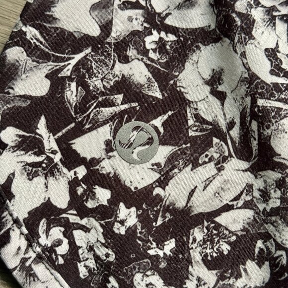 Lululemon Women's Speed Short 4-way Stretch 2.5" - Black/White Floral - Picture 6 of 10